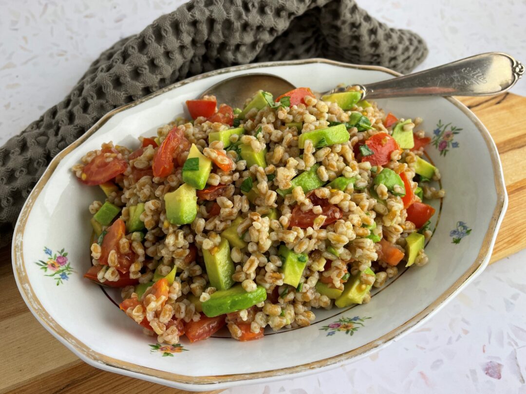 Perlebyg salat med avocado og tomat