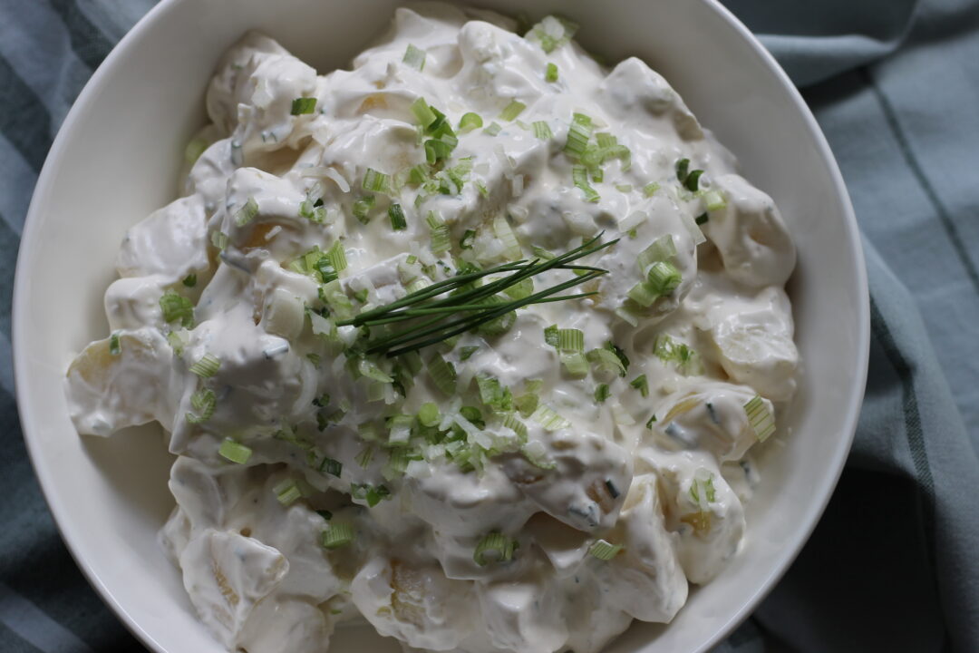 Kartoffelsalat med forårsløg og purløg