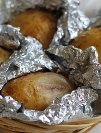 Bagte kartofler på grill