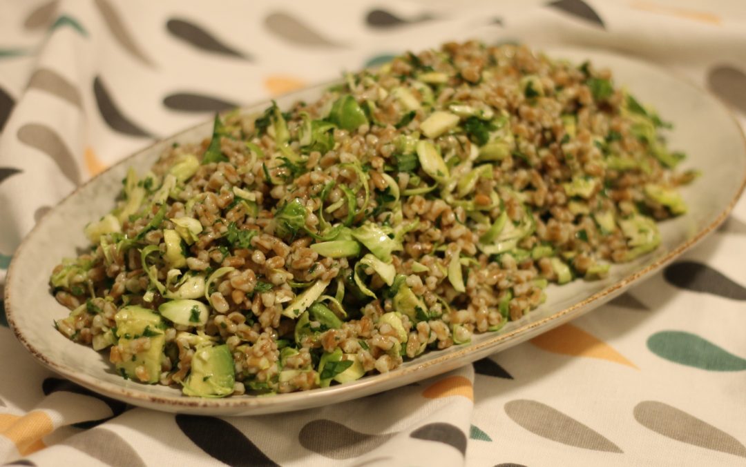 Perlespelt salat med avocado og rosenkål