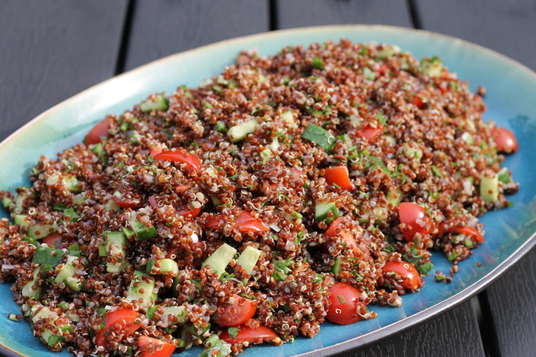 Quinoa tabouleh med tomater, agurk og forårsløg